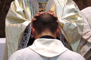 Une réponse à la revendication féministe d’ordination sacerdotale